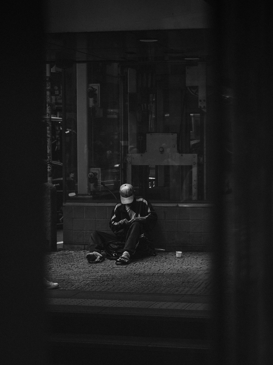 ESTEPE_photo's tweet photo. Hidden in plain sight.
The city keeps moving.
Not everyone does.
#streetphotography #streetphotographer #bnwphotography #blackandwhitephotography #urbannoir #streetshared #friendsinperson #lensculture #streetleaks #life_is_street #streetfinder #urbanphotography #sonyalpha https://t.co/mTofes8y73
