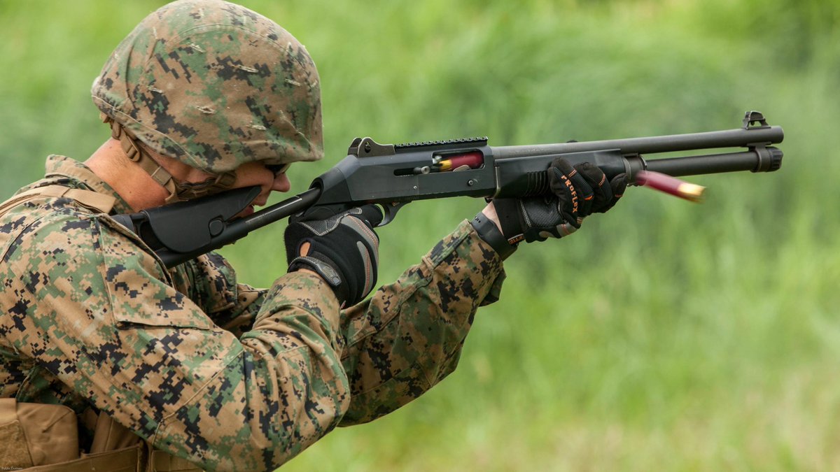 Goliback1234v's tweet photo. ウクライナ兵によって「ドローン対策で一番良いショットガンは"ベネリM4"」
というのが分かった事で
アメリカ軍や西側諸国の軍にとってはかなり安堵出来る事だと思う
その他にもクレーンの対ドローン用の5.56mmデュプレックス弾薬(Colt ACRの再来？？？)や対ドローン用光学機器SMASHなど選択肢が増える https://t.co/Ix9F9e5iFa