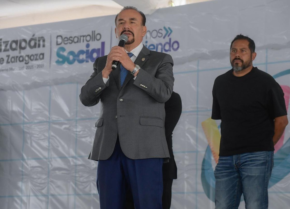 Atisbos1's tweet photo. En #AtizapanDeZaragoza 
@Pedro_RVillegas inicia entrega histórica de #becas educativas para más de 17 mil #estudiantes
@DIFAtizapanZ

 - Atisbos https://t.co/U5bgwtaKcF https://t.co/SgOrGJWXgh