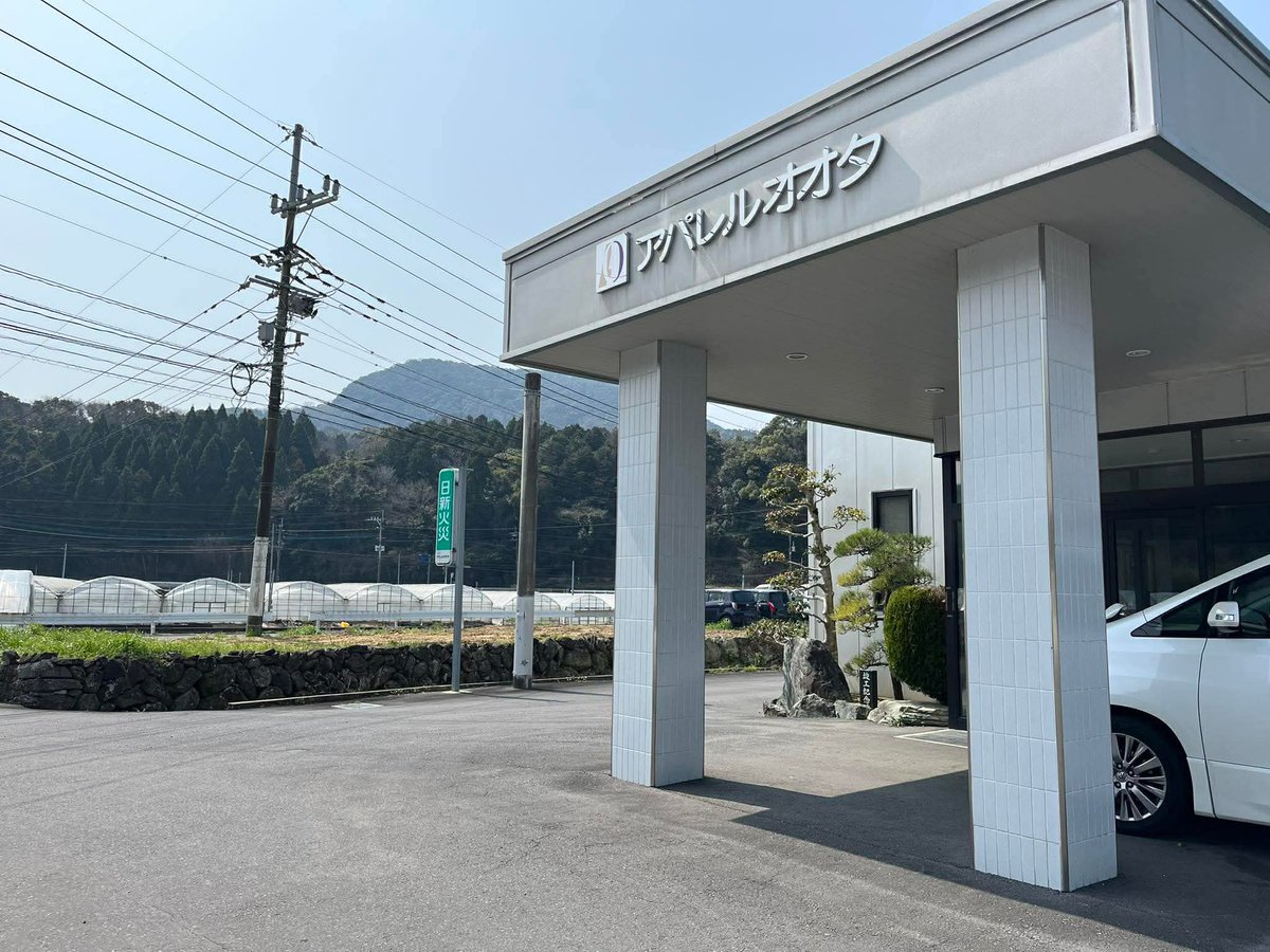 Makotonish45754's tweet photo. 本年、わたしたちの生産を担う縫製工場アパレルオオタでは、従来、出勤日だった土曜日の休日を大幅に増加しています。

まだ完全週休２日にはいたっていませんが、その変化は職人さんたちの働き方に大きな変化をもたらし、現場からも喜びの声がわたしたちに寄せられました。

そして・・・現���、日本🇯🇵の若者がモノづくりの現場に戻りつつあります。

孫のような世代に技術を伝えるのは大変ですが、職人さんたちはみなニコニコとほんとうに嬉しそうです。

わたしたちは、工場のみなさんが興奮して話してくれる「現場の変化」や、新しく参画した「若者たちの声」も、ここよりみなさまによりリアルに見ていただきたいと考え、様々な準備をしています。

この夏から秋にかけては、複数のメディア取材も入ります。
わたしたちは、みなさまの応援が変えていく日本🇯🇵のモノづくりの”リアル”を、透明にご覧いただく予定です。

どうか楽しみにお待ちいただければ幸いです。

#MOONRAKERS #日本製 #モノづくりを日本に取り戻す
