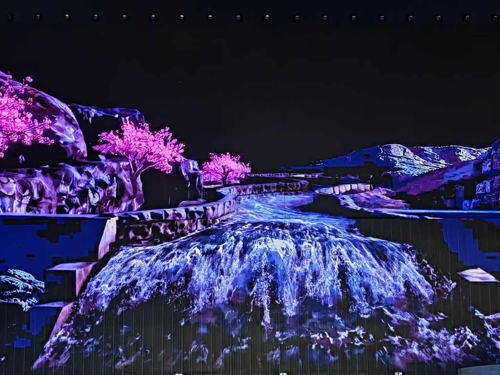 sunliting2's tweet photo. 太行红日：将红旗渠建设与精卫填海神话融合，让观众在星空下感受千年精神传承，适合带家人一起接受文化熏陶 。‌‌
太行红日：实景 + 科技‌，舞台依托太行山峡谷实景，用了国内最大的 90 度直立开合 LED 大屏和 360 度环形水幕，配合风雪特效和干冰，沉浸感很强 。 https://t.co/EGGA6UPf8x