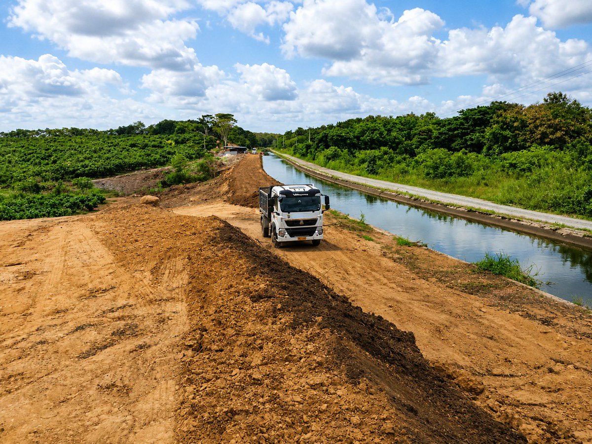 EmpresaaguaEc's tweet photo. Guayas | 🚜💧 En el Canal Chongón–Cerecita–Playas avanzan los trabajos de elevación de taludes, una intervención que permite reforzar las condiciones del canal y acompañar el funcionamiento de esta infraestructura.

#EPAEP
#GestiónDelAgua
#TrabajoEnTerritorio https://t.co/NK9eIjiLAy
