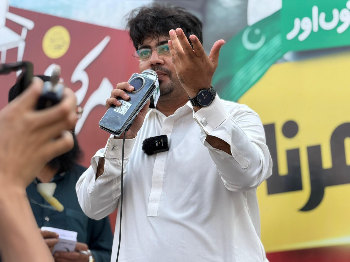 PMML_HYD's tweet photo. تصویری جھلکیاں 

عادل علی ( انفورمیشن سیکریٹری مرکزی مسلم لیگ کراچی)

مرکزی مسلم لیگ حیدرآباد کی جانب سے حیدر چوک پر ہونے والے مہنگائی کے خلاف دھرنا سے خطاب کرتے ہوئے ۔

PMML HYDERABAD https://t.co/YkBUydASJi