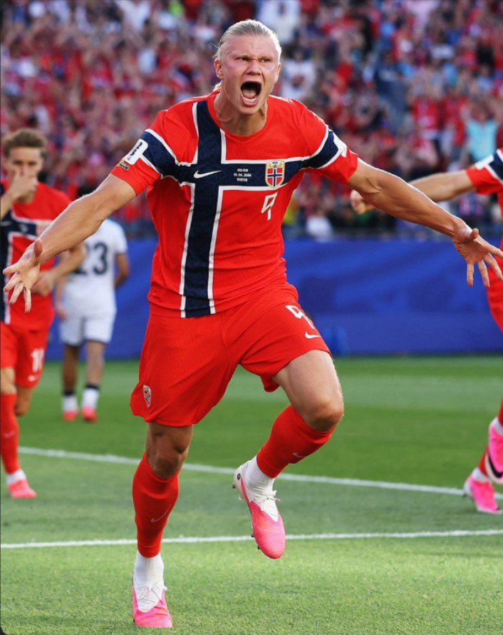 joe_SIMBA10's tweet photo. ⏸️ Half-Time

🇮🇶 IRQ 1-2 NOR 🇳🇴

Norway edge it thanks to a clinical Erling Haaland double 💥
Iraq levelled it briefly, but a keeper mistake put Norway back in control.

Still all to play for in the second half ⚽🔥

#IRQNOR #WorldCup #HalfTime #Football #IamjoesportsFootball https://t.co/iMZFwmYQDW
