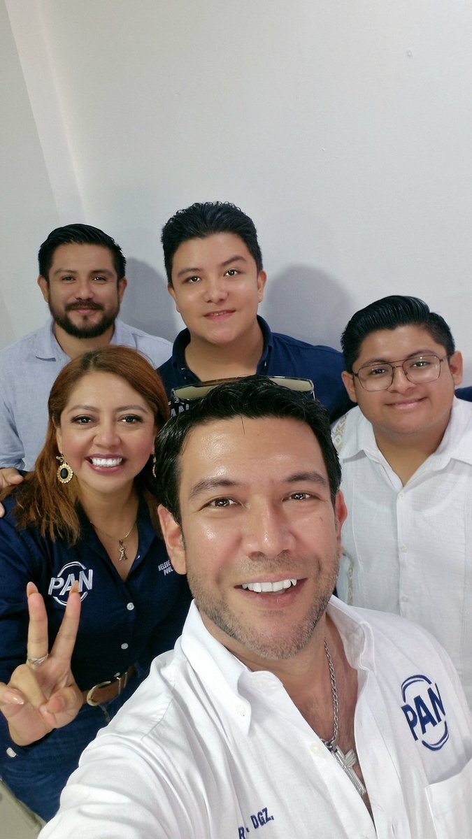 erick_dguez's tweet photo. La #selfie del día con la Sria Gral del @PAN_Tabasco @arely_pool https://t.co/UAUhozfNse