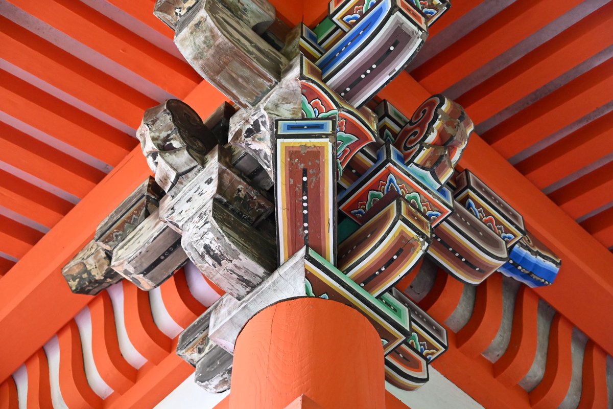 belfry2000's tweet photo. 清水寺奥院(寛永10年(1633)、重文)の
面白い彩色保存 https://t.co/UuOFr63RNp