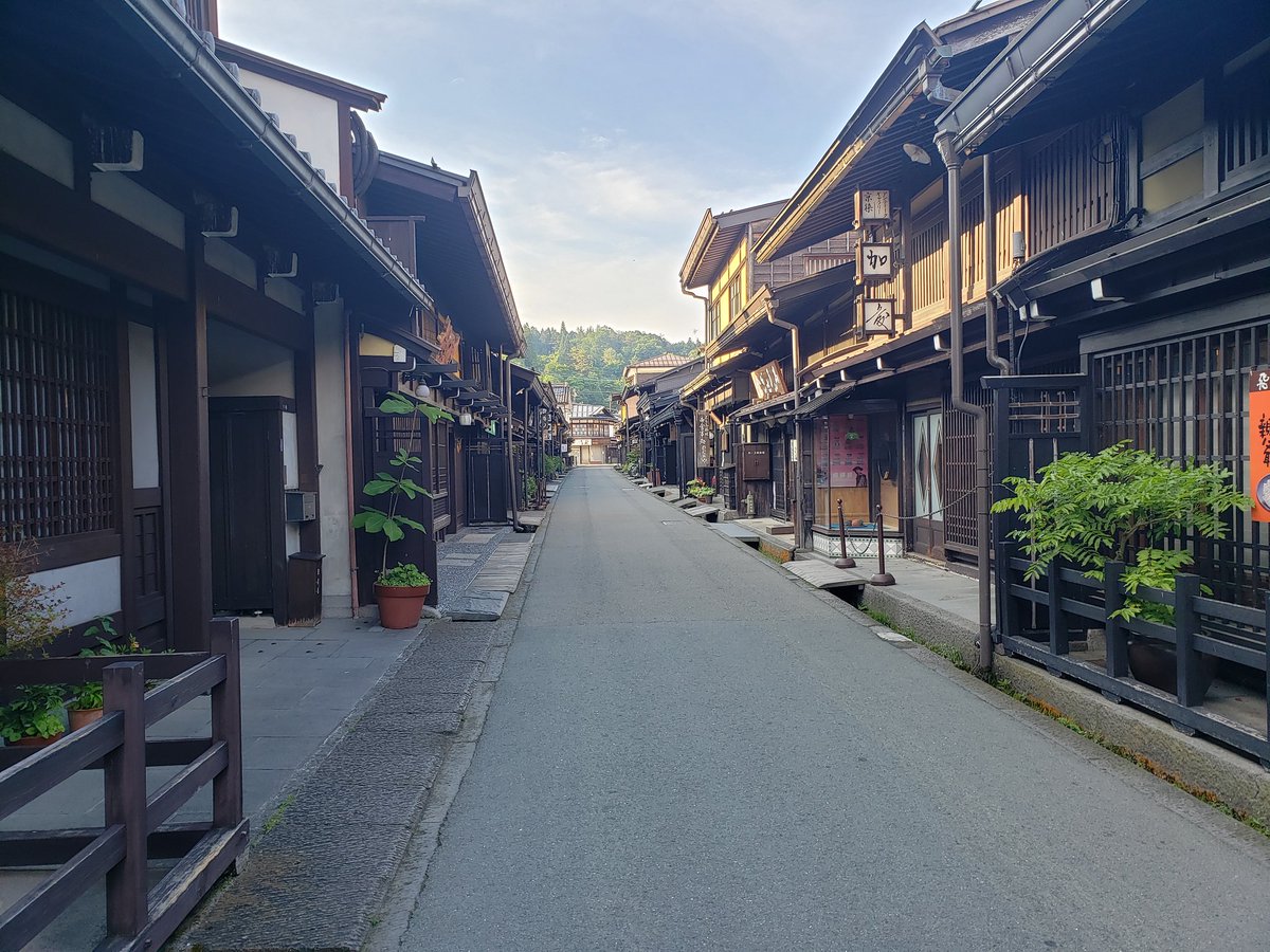 ton9611's tweet photo. 岐阜県高山市の古い町並みを歩いた。朝早くだったので、ほとんど観光客がいない状況でゆっくり見ることができた。ただ宮川添いの朝市はまだ準備中だった。 https://t.co/O5V6KYtg02