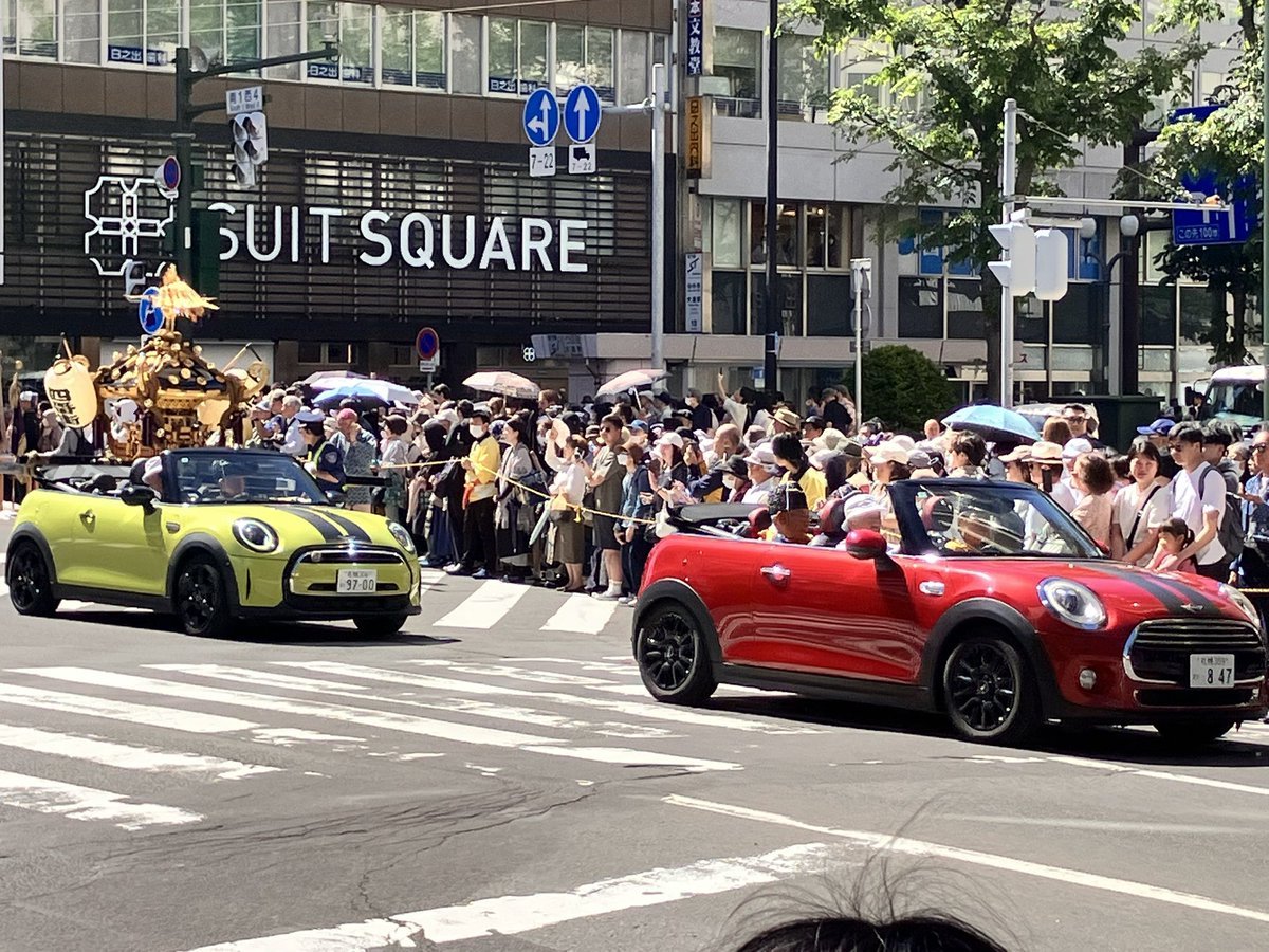 maplemoi's tweet photo. 初めてまともに北海道神宮例祭見たんだけど、馬車の後にオープンカー来て笑った
神輿が見たかったんだけど、暑さで体力持ってかれて見れなかった

そしたら家でJ:COMが生中継してて、テレビでええやんってなった

ちょっと参加してみたくなるよね
勤王隊とか
神宮関係者なのかなみんな https://t.co/nCzBsXB50s