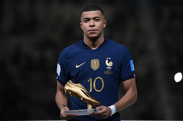 Fandom_ID's tweet photo. Kylian Mbappe mode Piala Dunia ini unreal 😱😱😱

Dua golnya saat lawan Senegal bikin dia mengoleksi 14 gol selama berkiprah di Piala Dunia

Angka itu melewati catatan top skor Prancis di Piala Dunia, Just Fontaine, yg punya catatan 13 gol

Secara total di timnas Prancis, Mbappe punya catatan rekor 58 gol

Jumlah yg melebihi catatan Giroud, 57 gol, shg menahbiskan jenderal Mbappe sbg top skor sepanjang masa timnas Prancis

Jika terus mencetak gol dan minimal 3 gol lg, Mbappe bisa jadi melewati catatan 16 gol Miroslav Klose sbg top skor sepanjang masa Piala Dunia

Kira2 bisa ga ya?

@toshibatv_id #FeelEveryGoal