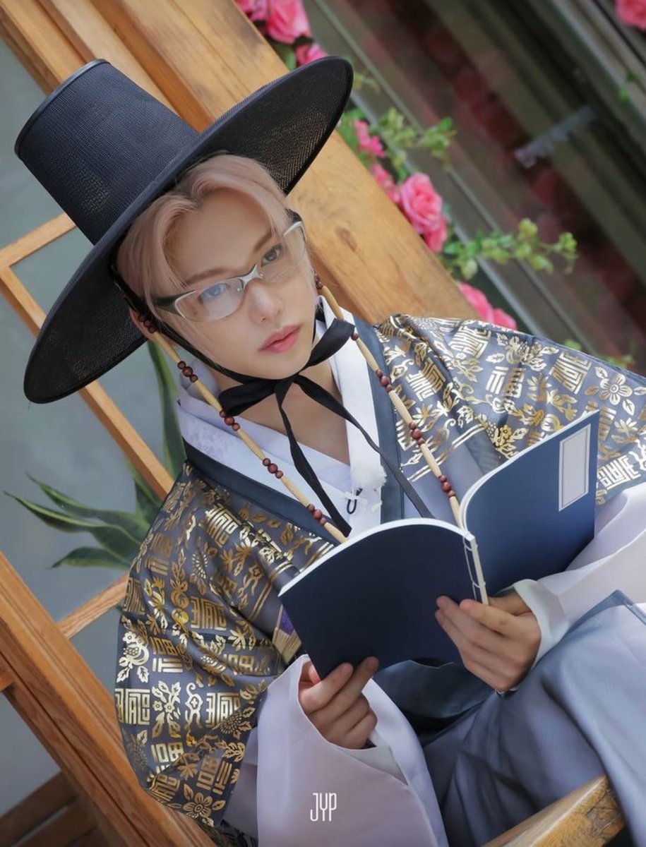 skzpopbase's tweet photo. #Felix has been selected as the new face of the "Hanbok Wave"!

He will be promoting the charm of the Hanbok to the world, advertising 5 domestic Hanbok brands through billboards across multiple cities such as Seoul, New York, Paris, Milan, etc! https://t.co/UhswuMRr33