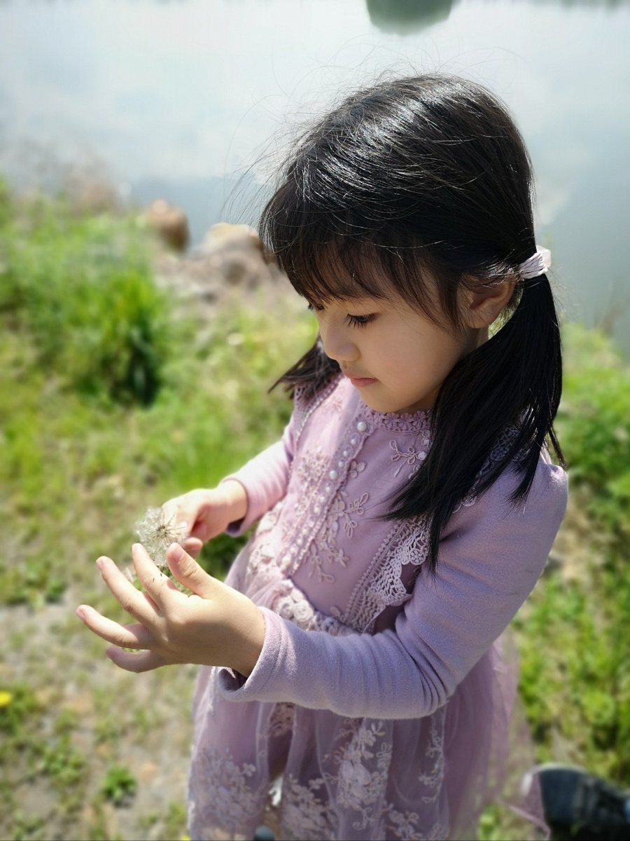 Kaizendagreat's tweet photo. [Picking dandelions with my little one today – their giggles and the yellow fluff make the perfect Sunday!  #MomLife #DadLife #FamilyFun]， https://t.co/NXWGy8anR9