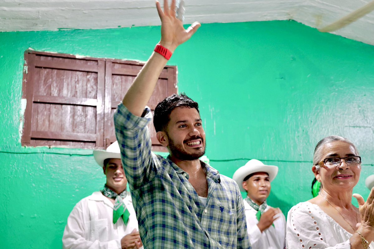 JavierHerreraMx's tweet photo. Nada mejor para cerrar la jornada que una charla franca y productiva con las Fuerzas Vivas de la Mixtequilla, en Ignacio de la Llave, #Veracruz. Profundamente agradecido con la alcaldesa Malú Santiago por su generosa anfitrionía. https://t.co/q4M79JaTvq