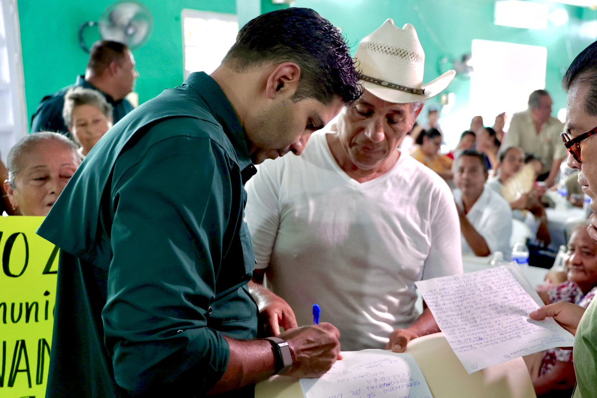 JavierHerreraMx's tweet photo. Nada mejor para cerrar la jornada que una charla franca y productiva con las Fuerzas Vivas de la Mixtequilla, en Ignacio de la Llave, #Veracruz. Profundamente agradecido con la alcaldesa Malú Santiago por su generosa anfitrionía. https://t.co/q4M79JaTvq