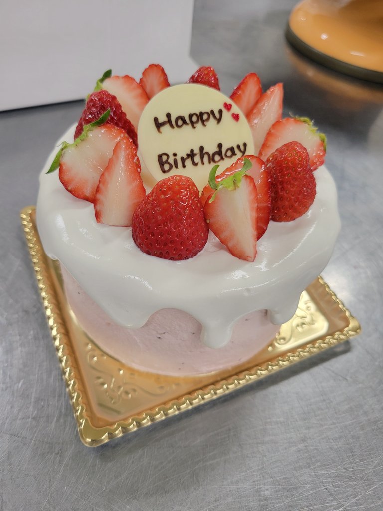 kugamiya0237's tweet photo. 61歳(男)へのお誕生日ケーキ🎂ピンクの似合う男なのできっとピンクいケーキも似合うはず笑 https://t.co/6OSbkT3XKF