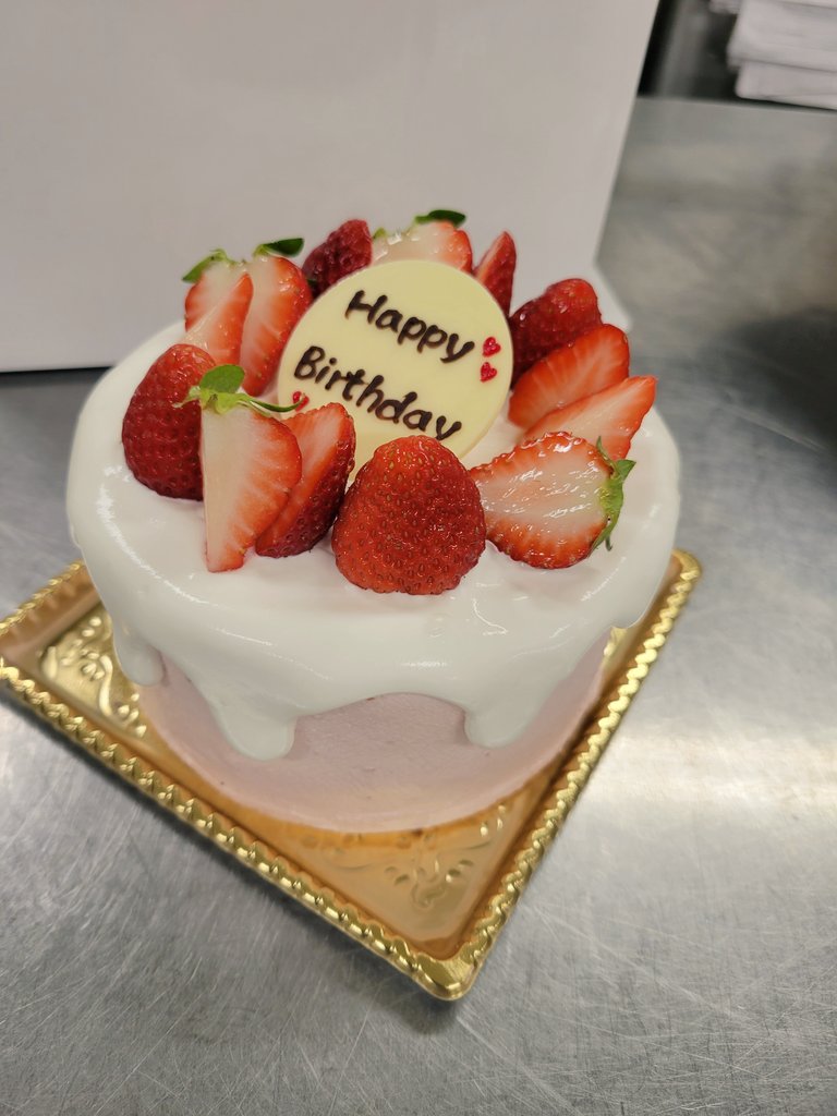 kugamiya0237's tweet photo. 61歳(男)へのお誕生日ケーキ🎂ピンクの似合う男なのできっとピンクいケーキも似合うはず笑 https://t.co/6OSbkT3XKF