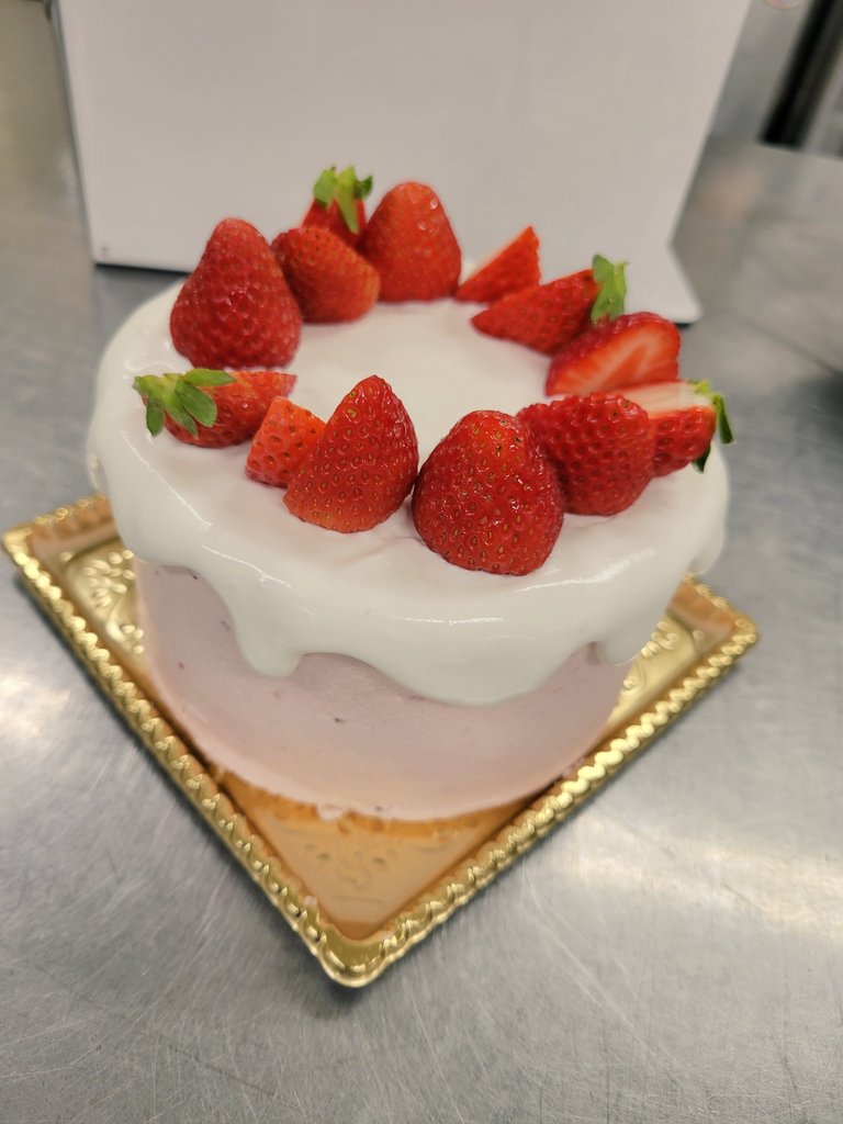 kugamiya0237's tweet photo. 61歳(男)へのお誕生日ケーキ🎂ピンクの似合う男なのできっとピンクいケーキも似合うはず笑 https://t.co/6OSbkT3XKF