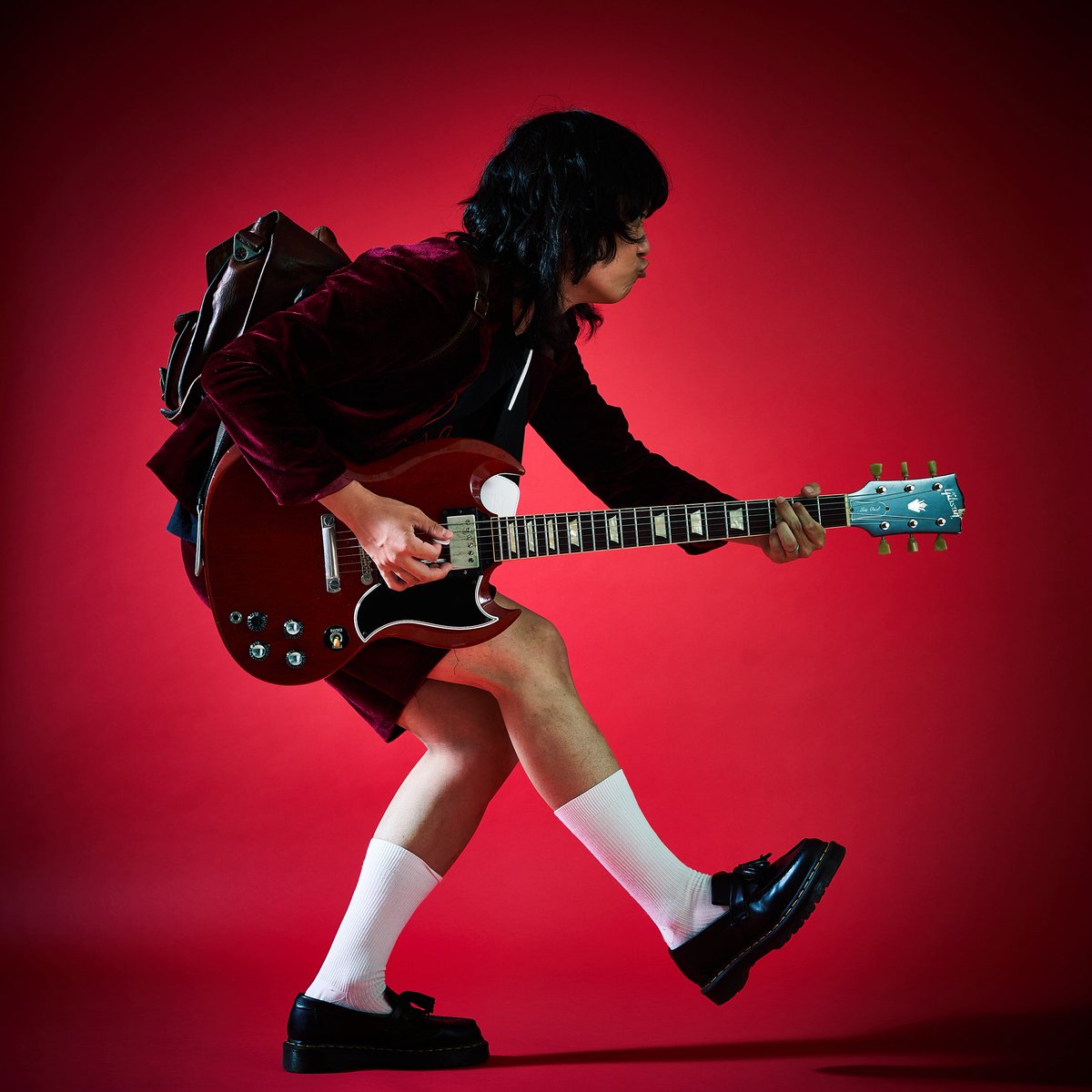 KURO55335253's tweet photo. 【ギター界のバグ】
世界的ギターメーカーのGibson
その中でも代表的な「SG」の
世界中のギタリストを沼に沈める驚異のスペック。

■異次元のスペック
・重量 : 軽い。軽快な動きを約束
・音色：どんなジャンルにでもマッチ
・形状：彫刻のような美しさ
・人気：世界中で愛される

■ギタリストがザワつく理由
ハイポジションの演奏性が「異次元」
あまりの軽さに、SNSでは
「ひこうタイプが複合しているのでは？」
というデマすら信じられるほどのオーラ。
（※実際はくさ/でんき）

■意外な一面
これだけのスペックとルックスを持ちながら
レスポールよりも常に一歩後ろを歩く「影の英雄」
ヒーロー戦隊で言うと「グリーン」「ブラック」辺りの佇まい。
泥臭いドライブサウンドはもちろん
意外とジャジーなフレーズにも対応可能

■ポイント
海外ではSGの「あまりの取り回しの良さ」に
「持っていることを忘れてそのままコンビニに来てしまった」「財布として使っている」 「最近QRコード決済にも対応した」
と、もはや社会現象レベルの熱狂。

ルックス、サウンド、実用性、そして決済能力

「天は二物どころか、全てを与えた」

SGを持ってステージに立つだけで、フロアの気温が1度上がりそうです。

ライブ日程を調べて、沼に落ちる準備を。

https://t.co/xbOVq8fVFR