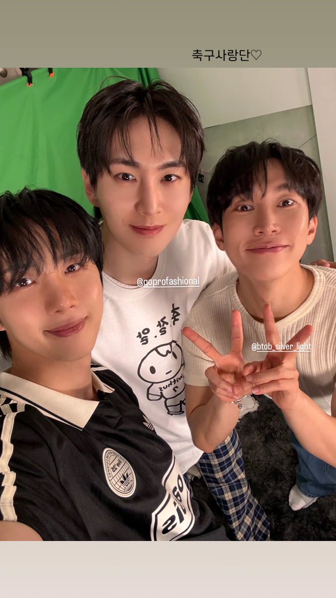 PentagonMexico's tweet photo. 260616 #HUI ING Stories 

#Repost @ huitag_me

축구사랑단 
Club de los amantes del futbol 

#PENTAGON #펜타곤 #HUI #후이 #SHINWON #신원 #SEOEUNKWANG  #서은광 https://t.co/i4vcj8osV8