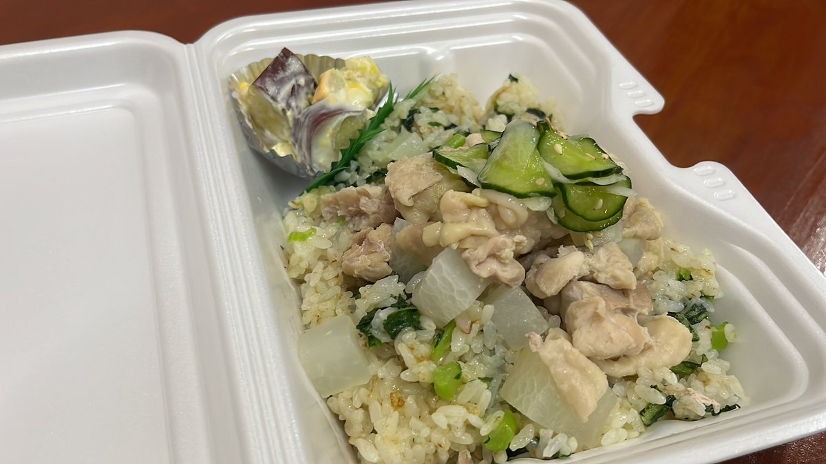 yaoginkunitachi's tweet photo. 今日の日替わりは塩ガーリックの鶏大根煮のせ大根菜やきめしです。
700円です。目玉焼きプラス100円です。

#やおぎん弁当
#やおぎん国立市 https://t.co/pYy4zIPFYP