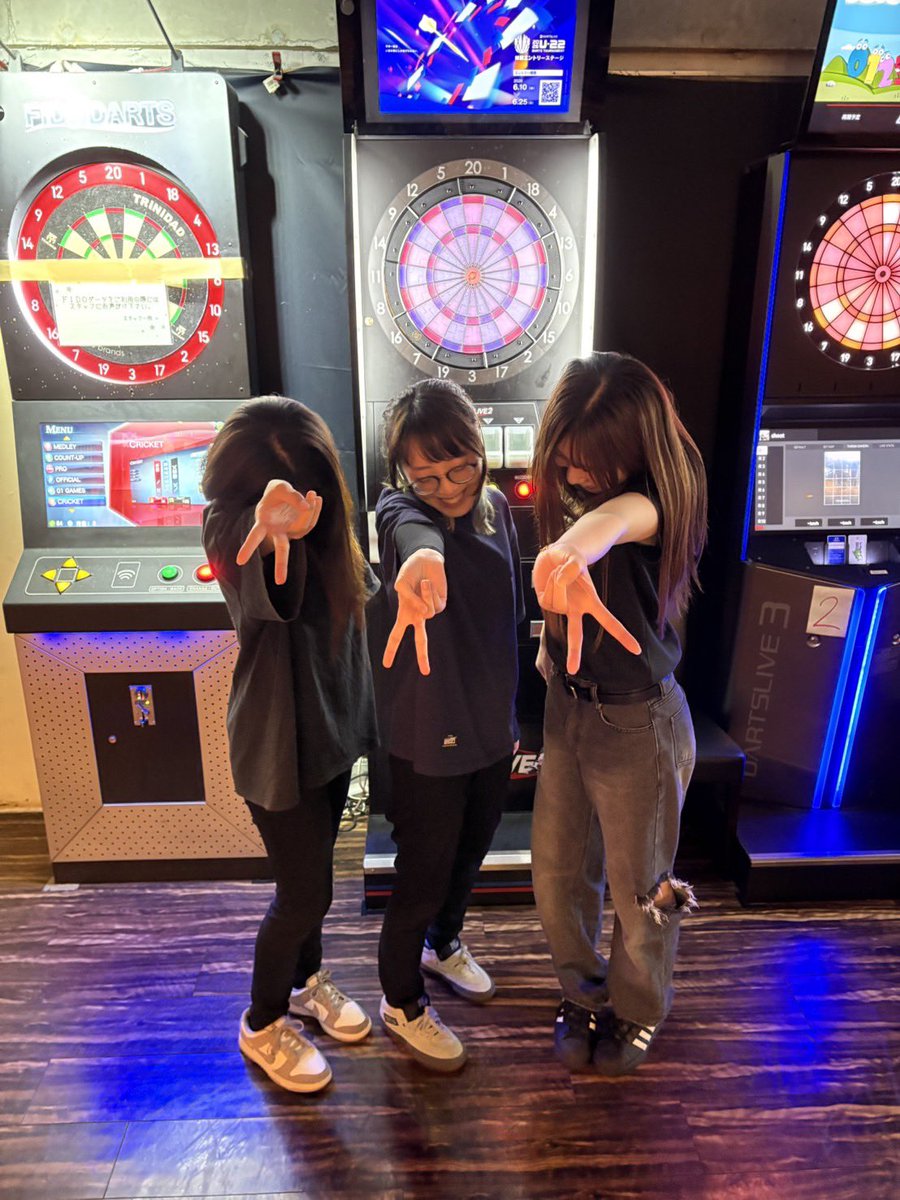 kacco_orion8's tweet photo. 昨夜は #オンライン女子会 ！
発足以来初のミニマム人数での参戦となりましたが、6-3で勝利🙌みんな大変輝いてました👏👏
目の前の勝利に必死になってたらいつの間にか勝ち確してたね、みたいな感覚だったな…笑

今回は初開催時を彷彿とさせるあのポーズでパシャリ😎
@cnbLOCKSTOCK @DARTSHIVE https://t.co/u1Xru6e1lS