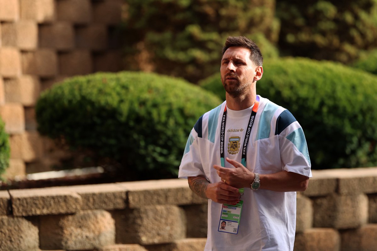 FabrizioRomano's tweet photo. 🌎🇦🇷 Leo Messi arrives as Argentina star gets ready for his 6th World Cup. 💥 https://t.co/RrQtvqg4dB