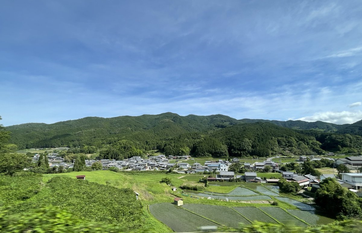SumiminS's tweet photo. おはようございます☀。近鉄特急ヒノトリの車窓からの田園風景です。空気が澄んでいて、くっきりと山が見えます。長谷寺の手前の集落🏘️です。まさに僕の夏休みの世界ですね。癒されます♪  

#田園風景　#近鉄特急　#車窓の風景 https://t.co/rvuDhsuRtt