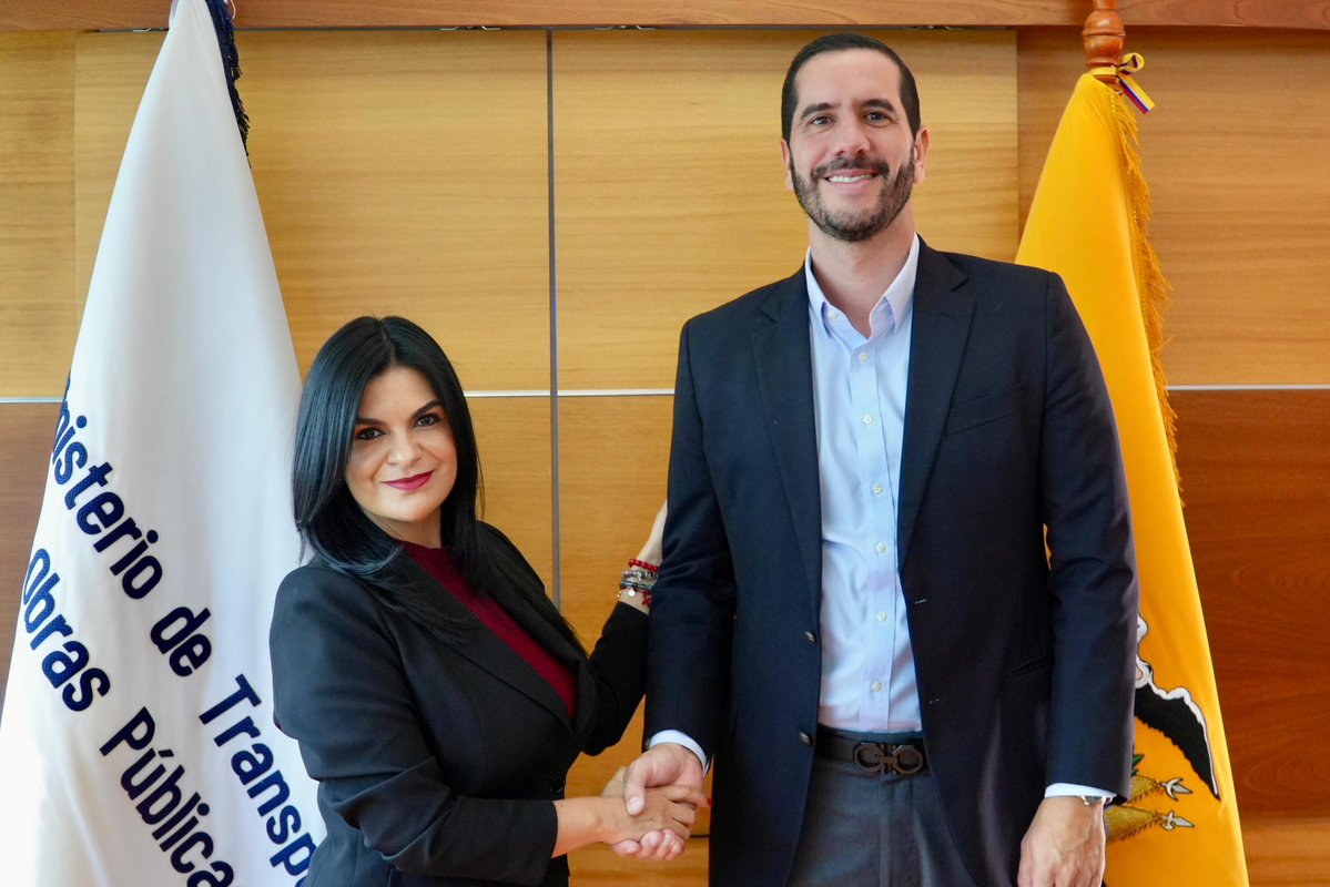MIT_Ecuador's tweet photo. 🤝 El ministro @RobertoLuqueN mantuvo una reunión de trabajo con la asambleísta @LuciaPozoMOK para analizar temas prioritarios de vialidad, infraestructura, transporte y vivienda en la provincia del Carchi.

🏘️ Se revisaron los avances en el proyecto de Ley de Vivienda de Interés Social que se está realizando en la Asamblea Nacional.