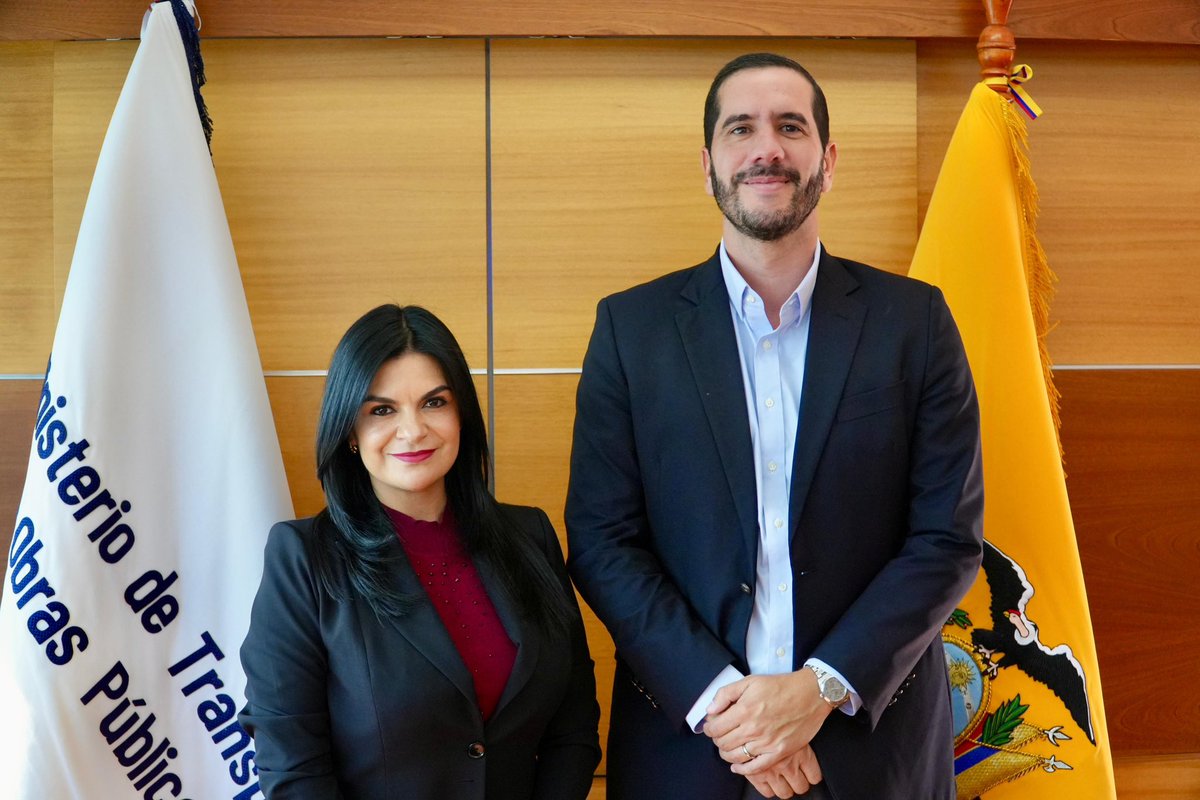 MIT_Ecuador's tweet photo. 🤝 El ministro @RobertoLuqueN mantuvo una reunión de trabajo con la asambleísta @LuciaPozoMOK para analizar temas prioritarios de vialidad, infraestructura, transporte y vivienda en la provincia del Carchi.

🏘️ Se revisaron los avances en el proyecto de Ley de Vivienda de Interés Social que se está realizando en la Asamblea Nacional.