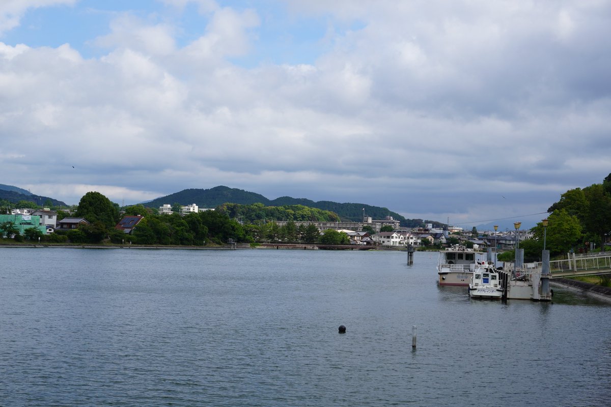 WS_Biwa's tweet photo. 2026年6月17日(水)
　6時の琵琶湖水位　-22cm.
　現在の瀬田川洗堰放流量　15㎥/s.
　昨日の琵琶湖流域の平均日雨量　0.0mm.

■灰色の雲の隙間から青空が見え出した瀬田川洗堰です⛅️本日の予想最高気温は27℃🌡️曇が多い一日になるとの予報。こまめな水分補給をお忘れなく🥤今日もよい一日を🍀 https://t.co/8RLrLHcT3L