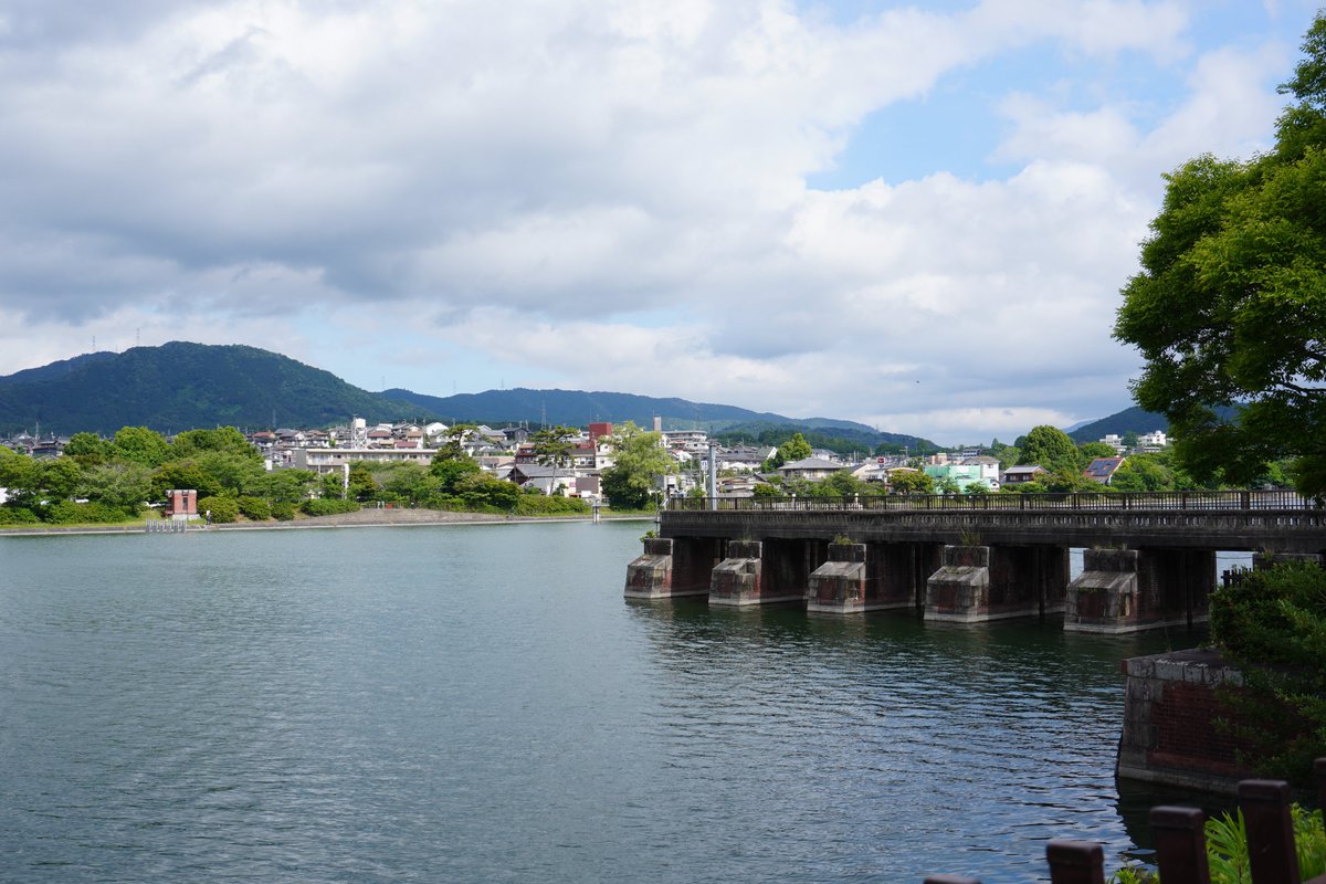 WS_Biwa's tweet photo. 2026年6月17日(水)
　6時の琵琶湖水位　-22cm.
　現在の瀬田川洗堰放流量　15㎥/s.
　昨日の琵琶湖流域の平均日雨量　0.0mm.

■灰色の雲の隙間から青空が見え出した瀬田川洗堰です⛅️本日の予想最高気温は27℃🌡️曇が多い一日になるとの予報。こまめな水分補給をお忘れなく🥤今日もよい一日を🍀 https://t.co/8RLrLHcT3L