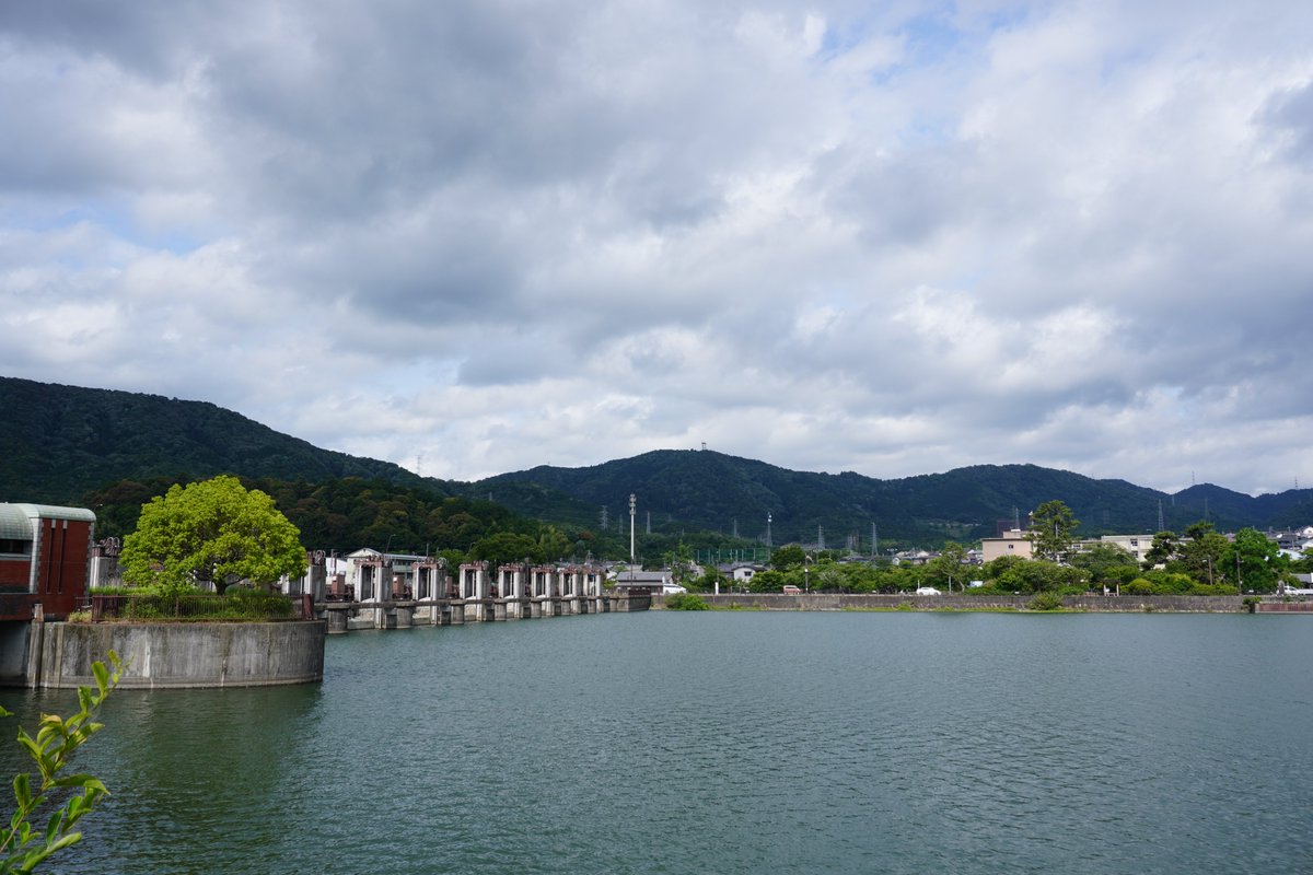 WS_Biwa's tweet photo. 2026年6月17日(水)
　6時の琵琶湖水位　-22cm.
　現在の瀬田川洗堰放流量　15㎥/s.
　昨日の琵琶湖流域の平均日雨量　0.0mm.

■灰色の雲の隙間から青空が見え出した瀬田川洗堰です⛅️本日の予想最高気温は27℃🌡️曇が多い一日になるとの予報。こまめな水分補給をお忘れなく🥤今日もよい一日を🍀 https://t.co/8RLrLHcT3L