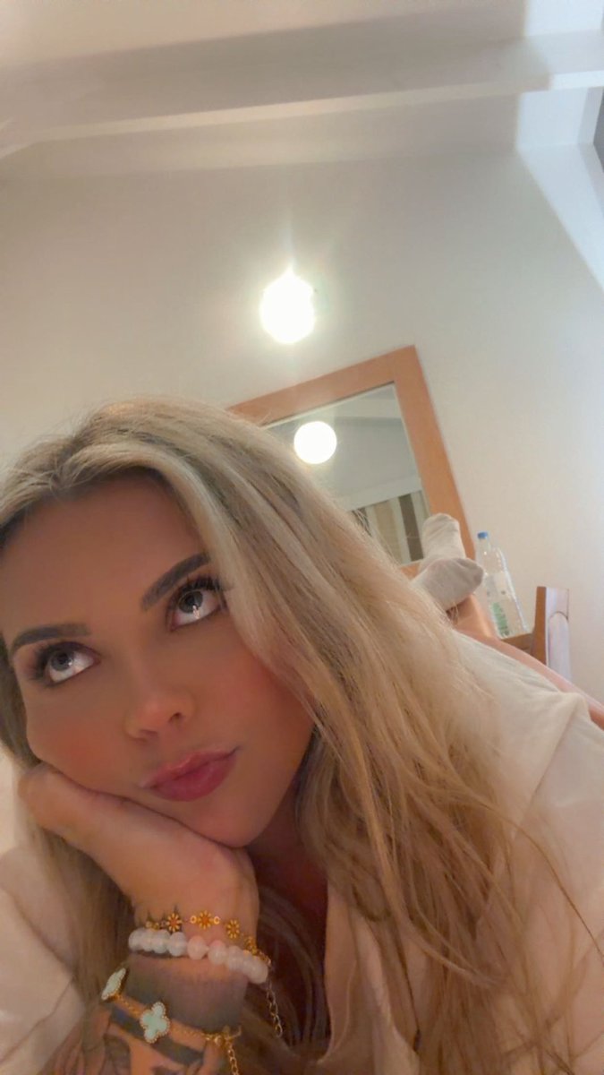 Goddessholl tweet media