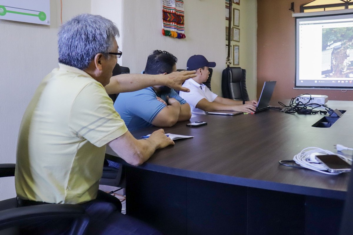 AMSCLAE's tweet photo. #AtitlánAvanza || 🤝 Profesionales de @AMSCLAE  se reunieron con representantes de la Municipalidad de San Marcos La Laguna para dar seguimiento a la planificación de un proyecto orientado a la construcción de una planta de tratamiento de residuos y desechos sólidos. 🚯 https://t.co/kf4J5iUfBG