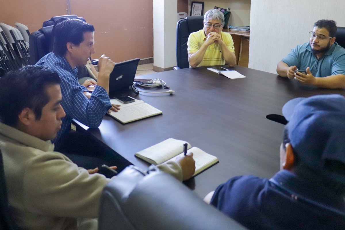 AMSCLAE's tweet photo. #AtitlánAvanza || 🤝 Profesionales de @AMSCLAE  se reunieron con representantes de la Municipalidad de San Marcos La Laguna para dar seguimiento a la planificación de un proyecto orientado a la construcción de una planta de tratamiento de residuos y desechos sólidos. 🚯 https://t.co/kf4J5iUfBG
