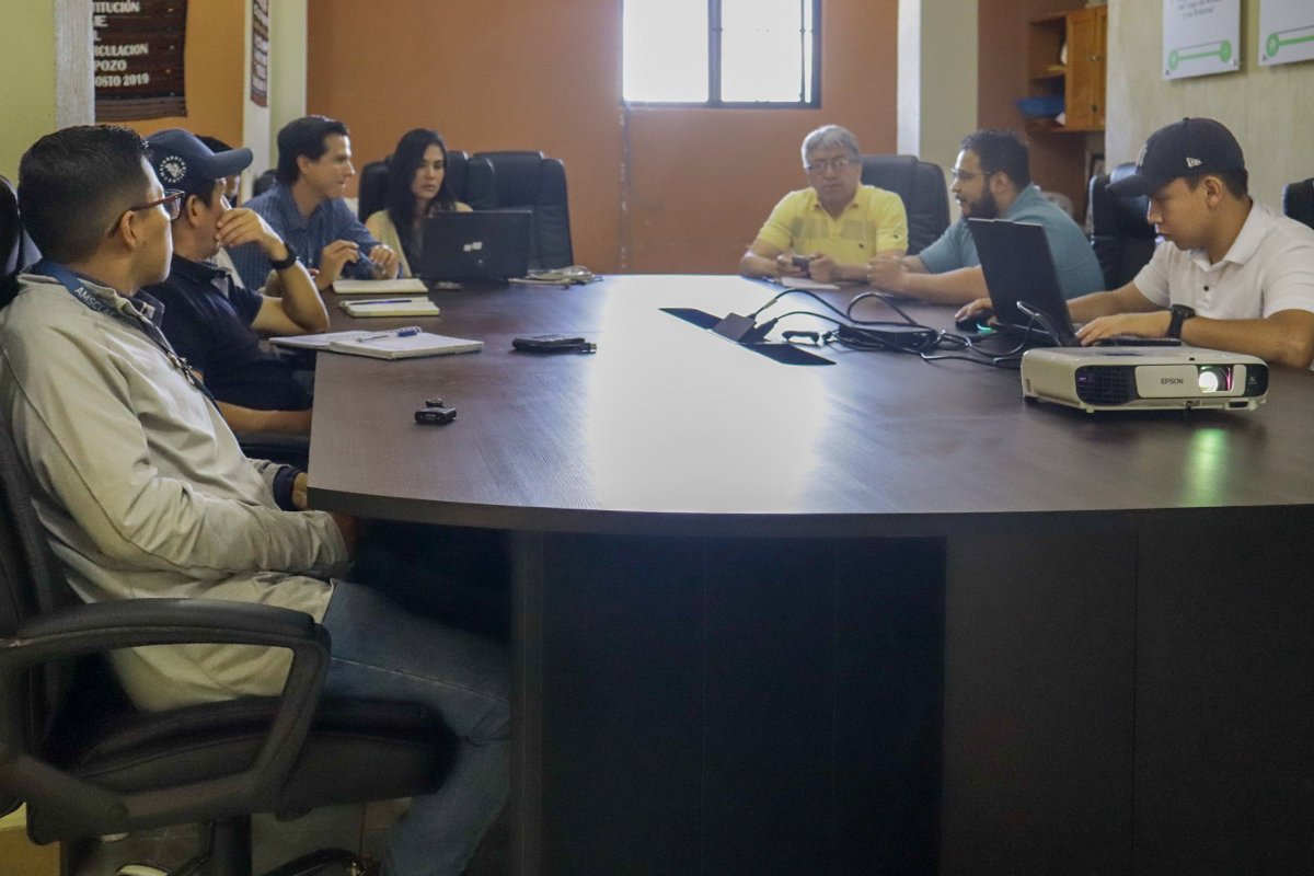 AMSCLAE's tweet photo. #AtitlánAvanza || 🤝 Profesionales de @AMSCLAE  se reunieron con representantes de la Municipalidad de San Marcos La Laguna para dar seguimiento a la planificación de un proyecto orientado a la construcción de una planta de tratamiento de residuos y desechos sólidos. 🚯 https://t.co/kf4J5iUfBG