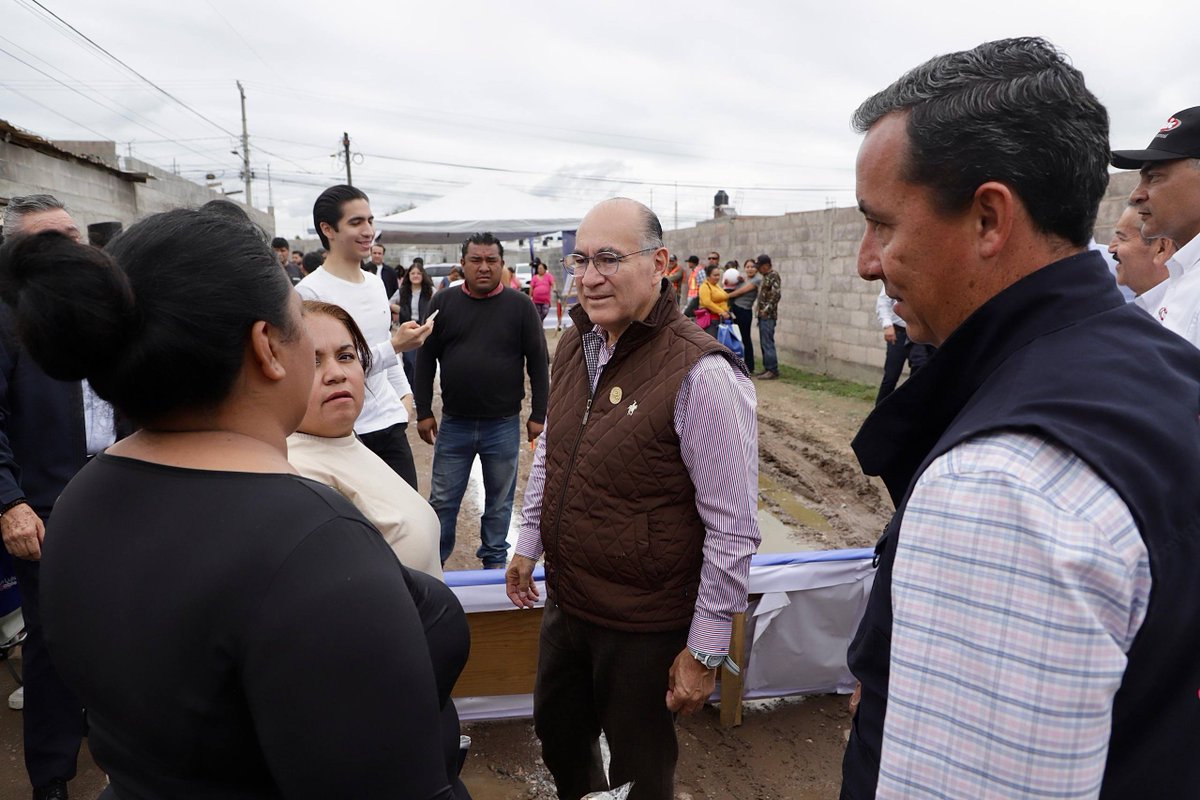 EF_Galindo's tweet photo. Hoy arrancamos una obra muy importante para las familias de la calle Pirámide, en la colonia Imperio Azteca.

Con #CapitalAl100 seguimos atendiendo necesidades que por años esperaron solución, trabajando de la mano con las y los vecinos para mejorar su calidad de vida. #SanLuisAmable