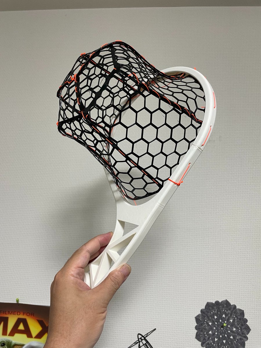 nakayan_rc's tweet photo. 以前作った３dプリントして作ったランディングネット。ずっとこれに合う網の部分を探していたんだけど。。。ふと網も3dプリント出来るんではないかと思いTPUでプリントしてみました。３っのパーツに分けて糸で編んで完成です。 https://t.co/QR374IDglX