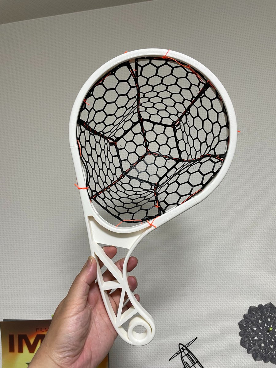 nakayan_rc's tweet photo. 以前作った３dプリントして作ったランディングネット。ずっとこれに合う網の部分を探していたんだけど。。。ふと網も3dプリント出来るんではないかと思いTPUでプリントしてみました。３っのパーツに分けて糸で編んで完成です。 https://t.co/QR374IDglX