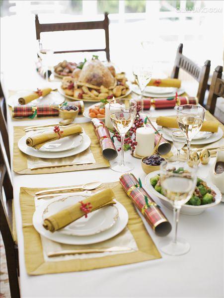 g1QA0AE0Pc66914's tweet photo. Festive Roast Turkey Feast Alert! Juicy bird, garlicky gravy u0026 all the trimmings to warm your holidays. Tag someone you’d share this with!  #HolidayEats https://t.co/D0mE5wbawS