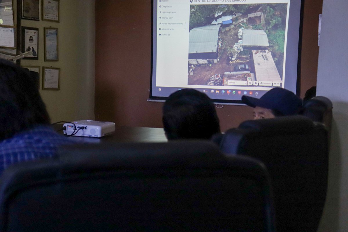 AMSCLAE's tweet photo. @KarinHerreraVP @ViceGuatemala 🤝🏻 Esta iniciativa busca fortalecer la gestión integral de los residuos sólidos en el municipio, promoviendo soluciones sostenibles que contribuyan a la protección de los recursos naturales y a la conservación de la cuenca del lago Atitlán. 🌿💧 https://t.co/gOaaiDyzhY