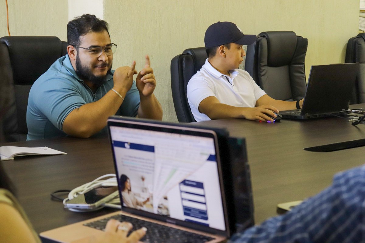 AMSCLAE's tweet photo. @KarinHerreraVP @ViceGuatemala 🤝🏻 Esta iniciativa busca fortalecer la gestión integral de los residuos sólidos en el municipio, promoviendo soluciones sostenibles que contribuyan a la protección de los recursos naturales y a la conservación de la cuenca del lago Atitlán. 🌿💧 https://t.co/gOaaiDyzhY