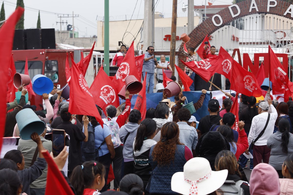 johannday89's tweet photo. Edomex no aguanta más. Miles de familias desprotegidas piden ser escuchadas. Toluca, ahí estaremos. #EdomexSinObras https://t.co/jdBzE9wlCJ