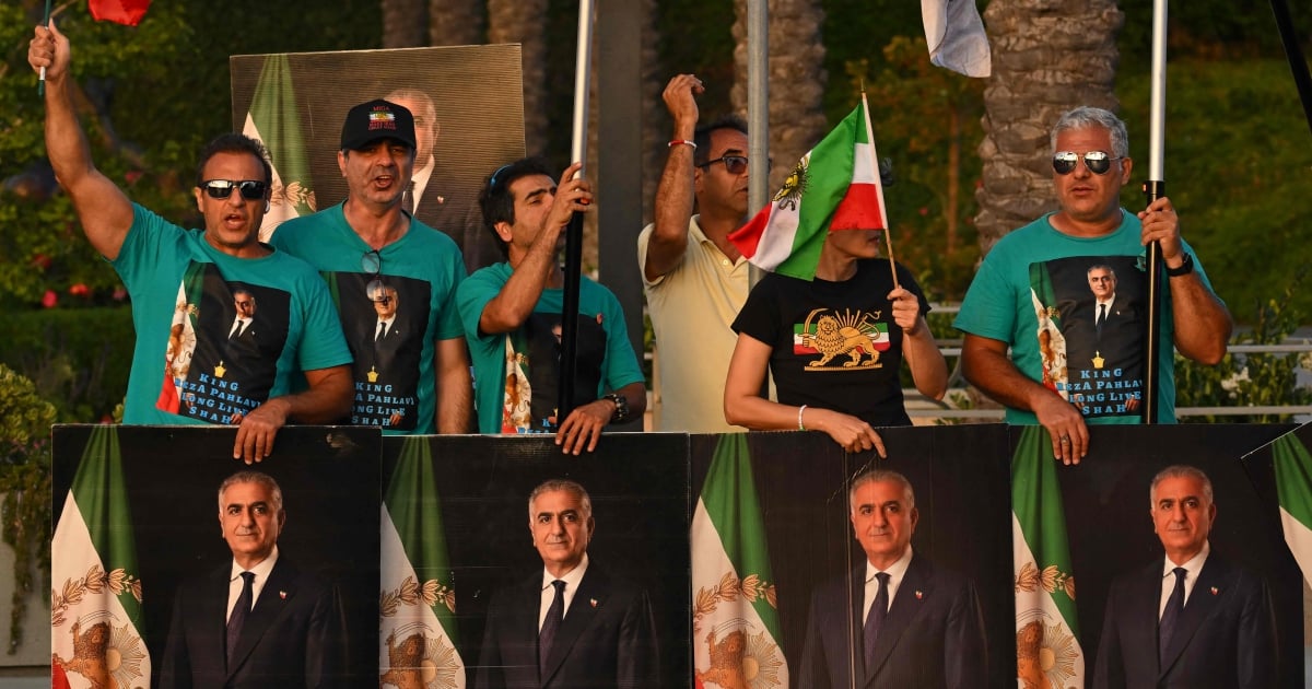 NST_Online's tweet photo. #NSTworld The son of the ousted shah of Iran spoke out Tuesday against any deal with Iran that leaves the Islamic government in place, as Washington prepared to sign an agreement with Teheran. 

https://t.co/ACiVxUaiP7 https://t.co/rwljGkohvT