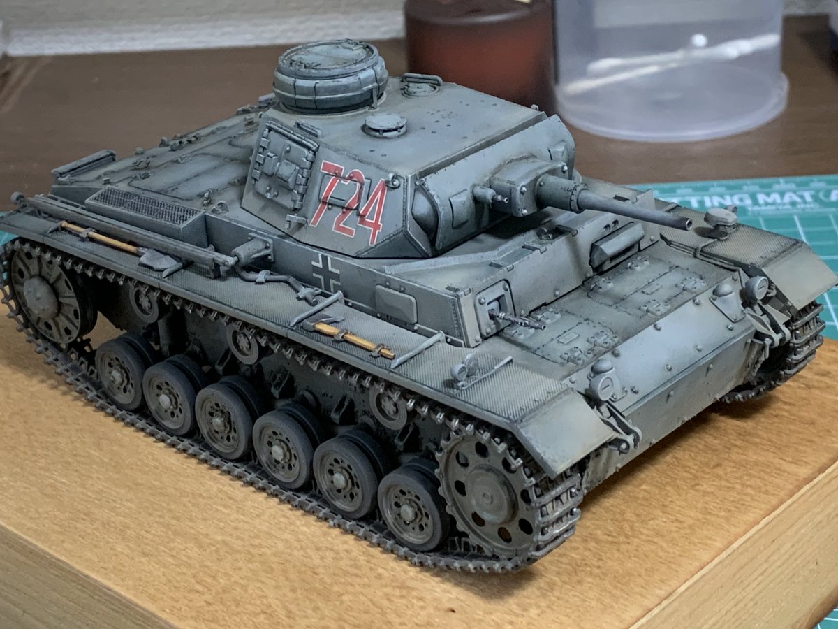 potesara996878's tweet photo. ドラゴン　Ⅲ号戦車H型完成しました。
このキットでデカール苦手を克服できたと思います。
追加工作は無しで素組みです。ドラのスマートキット素晴らしいですね。
ウェザリングは油彩をこねくり回しました。
もう少し汚しても良かったのですが完成とします。 https://t.co/pbq6DiyP9M