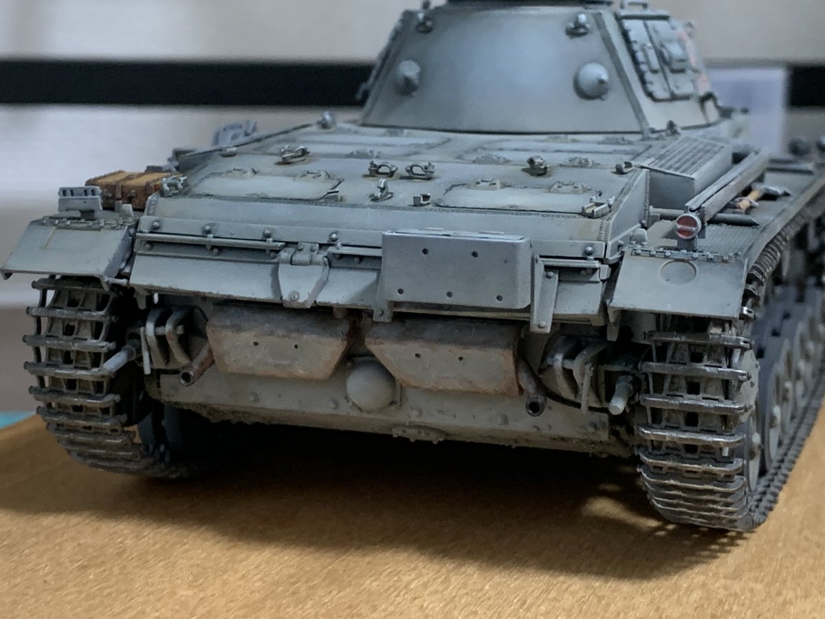 potesara996878's tweet photo. ドラゴン　Ⅲ号戦車H型完成しました。
このキットでデカール苦手を克服できたと思います。
追加工作は無しで素組みです。ドラのスマートキット素晴らしいですね。
ウェザリングは油彩をこねくり回しました。
もう少し汚しても良かったのですが完成とします。 https://t.co/pbq6DiyP9M