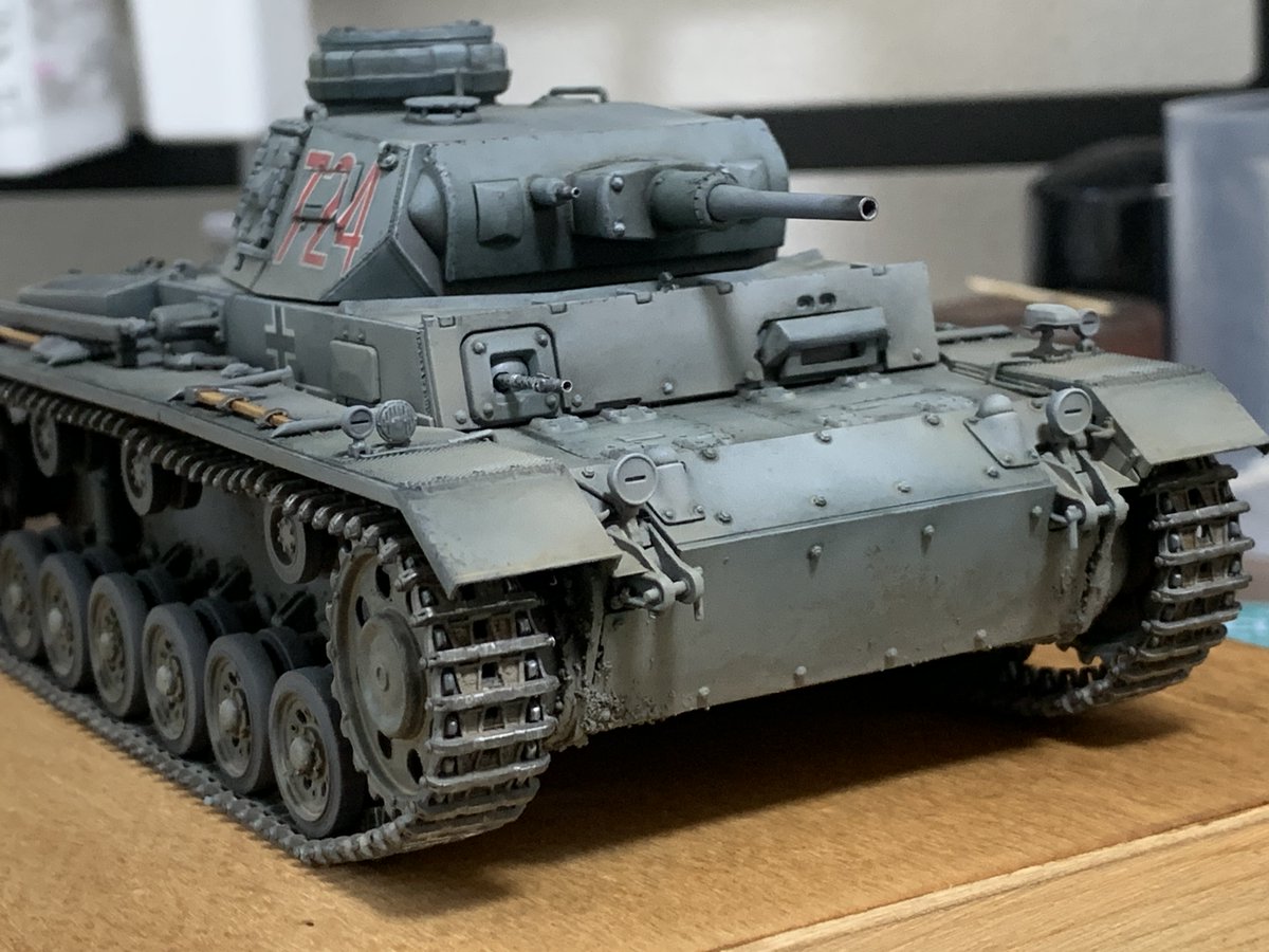 potesara996878's tweet photo. ドラゴン　Ⅲ号戦車H型完成しました。
このキットでデカール苦手を克服できたと思います。
追加工作は無しで素組みです。ドラのスマートキット素晴らしいですね。
ウェザリングは油彩をこねくり回しました。
もう少し汚しても良かったのですが完成とします。 https://t.co/pbq6DiyP9M