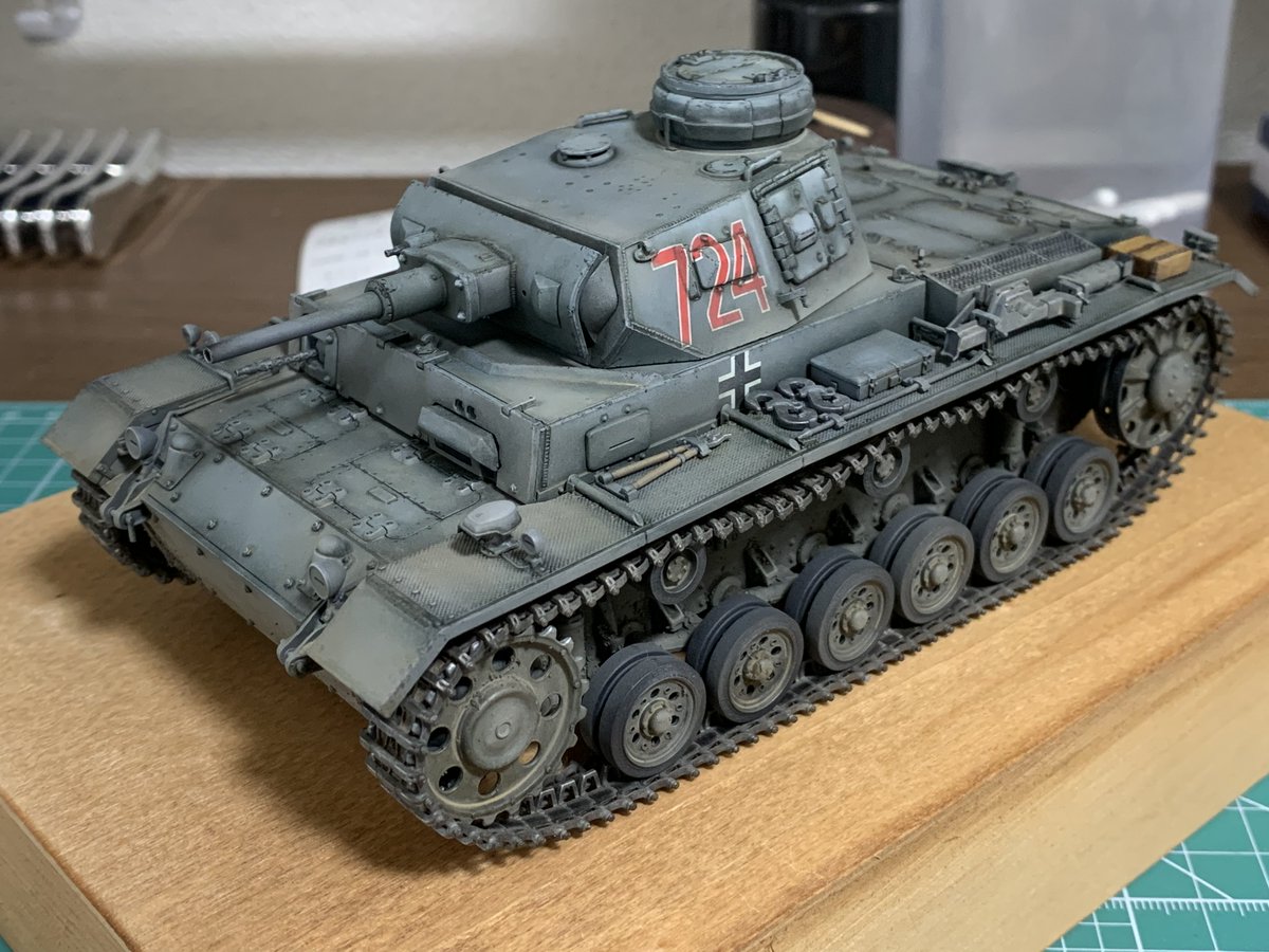 potesara996878's tweet photo. ドラゴン　Ⅲ号戦車H型完成しました。
このキットでデカール苦手を克服できたと思います。
追加工作は無しで素組みです。ドラのスマートキット素晴らしいですね。
ウェザリングは油彩をこねくり回しました。
もう少し汚しても良かったのですが完成とします。 https://t.co/pbq6DiyP9M