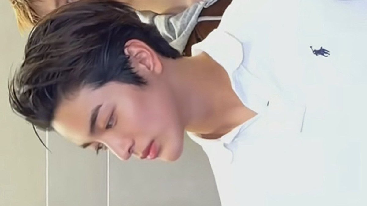 tetecoidezinha's tweet photo. something about keonho in a simple white shirt https://t.co/fYVH75Hz6b