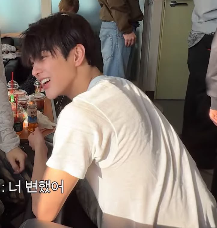 tetecoidezinha's tweet photo. something about keonho in a simple white shirt https://t.co/fYVH75Hz6b