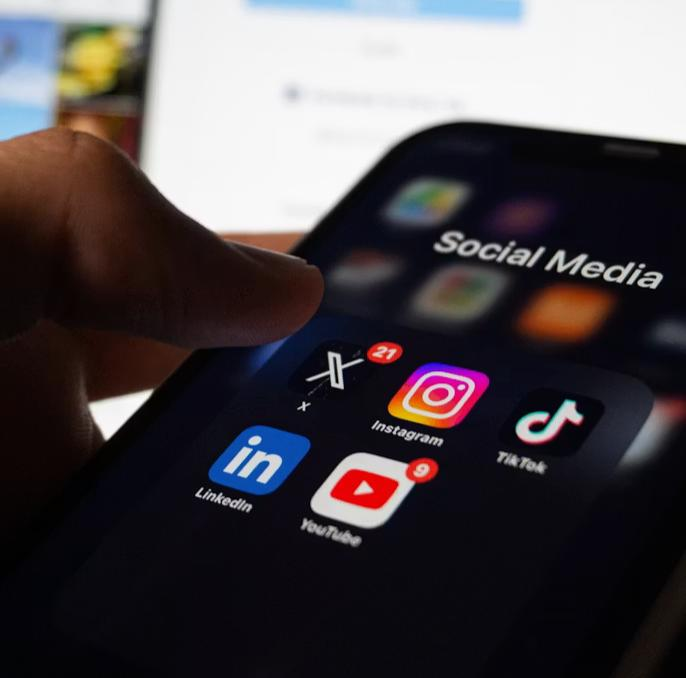 jmatuk's tweet photo. Reino Unido quiere acabar con los problemas de las redes sociales en menores. A partir de 2027 ningún menor de 16 años podrá usar Instagram, Facebook, TikTok y otras redes sociales. 

El gobierno dice que @Meta y demás empresas no hacen lo suficiente para proteger a los menores. Las empresas dicen que prohibir las redes llevará a los menores a entornos en línea más inseguros. ¿Qué opinas?